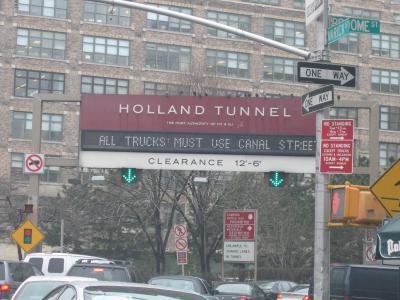 Holland Tunnel。-進去紐約Down Town必經的海底隧道,共六條線的高速公路在此匯成兩條,所以這邊經常大塞車。