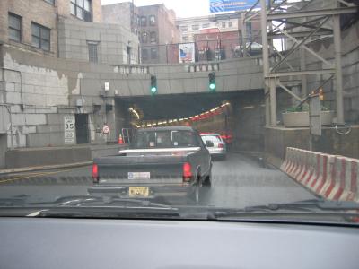 Holland Tunnel。-隧道的入口,由入口上方的柱子雕刻就能了解這隧道的年代有多久遠,據說是六十年前就建好的。