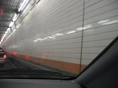 Holland Tunnel。-從隧道內部的璧磚可以發現,隧道還是有經過定期的整修,這種瓷磚的樣式是十多年前興起的,與入口處的石磚大不相同。