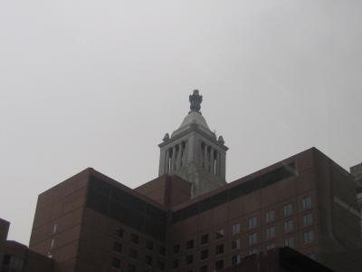 下城街道一景。-紐約不時會出現這種建築,原有的古老建築改建了,可是卻保留之前老建築的一部分。圖中上方為一個古老的鐘樓。