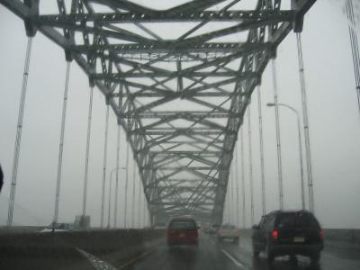 Turnpike Bridage。-過了這條橋就進入紐約的市區外圍了,著名的New Wark機場就在附近,我的這趟旅途也就此開始。