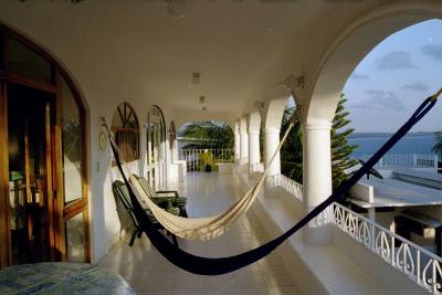 u43/ellenhumm/medium/33596744.10.Balcony.hammocks.PE.jpg