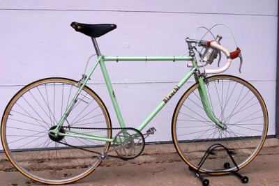 Early Bianchi with Cambio Corsa shifter on the rear wheel (note the two levers).  One releases the rear wheel so that its reposition in the dropout can free up chain slack; the other one moves the chain to a different cog on the rear sprocket.