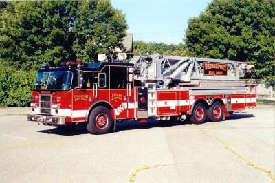LADDER-11 (2002 Pierce Dash 100' Mid-Mount HD Aerial)