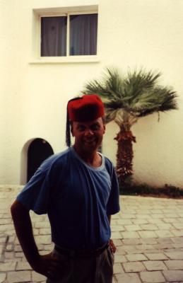 Tunisia307_Lennert+fez.jpg