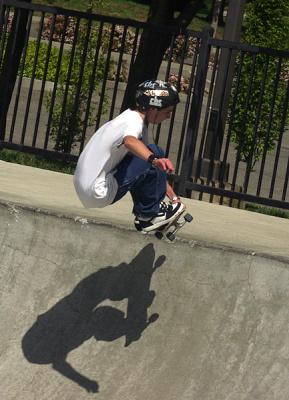 u43/lesliec/medium/27796913.P4059315skate1.jpg
