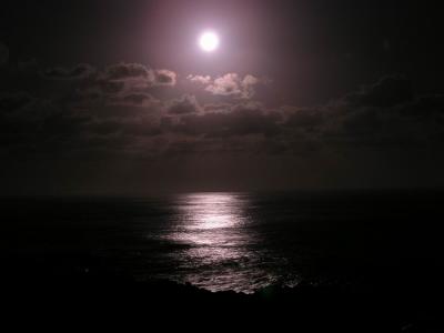 La luna llena sobre el mar