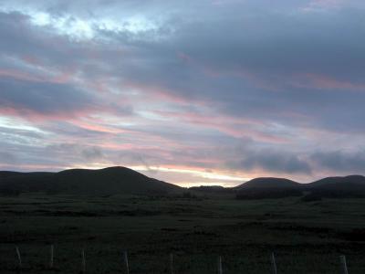 atardecer; detrs de los cerros, Hanga Roa