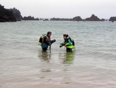 Roberto lleva a Lissett a su primer buceo en mar abierto