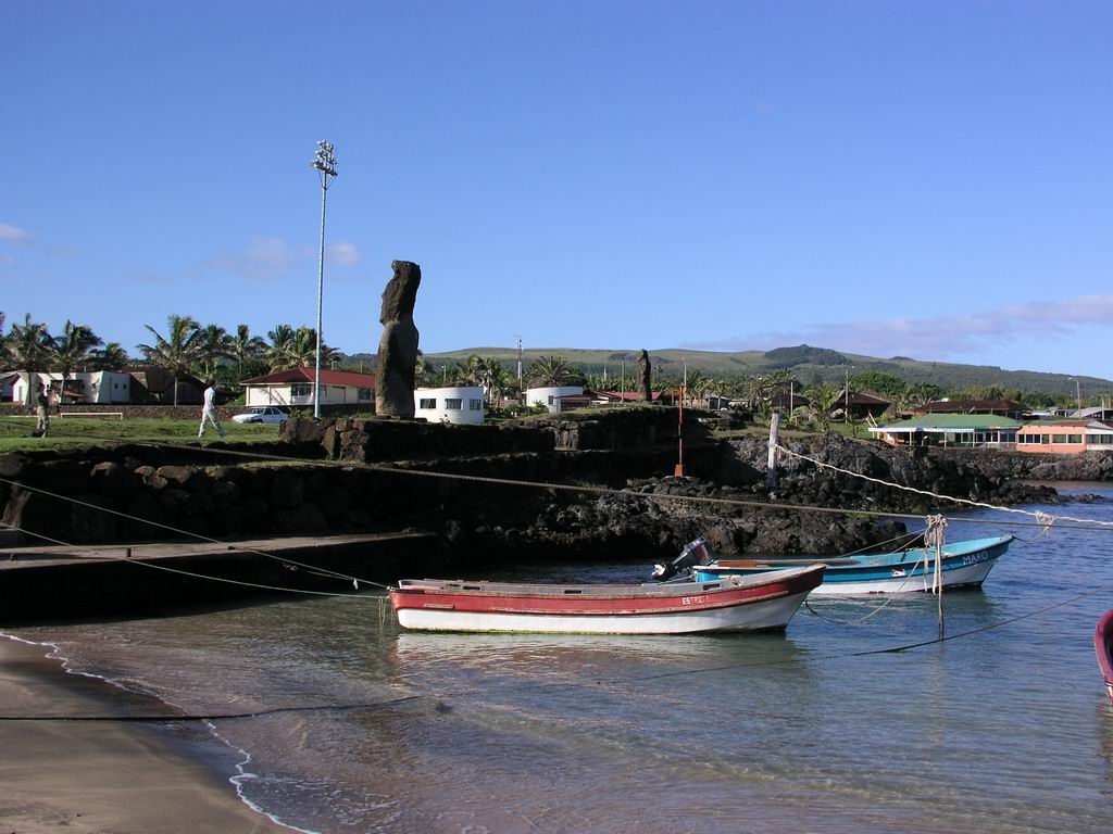 Caleta Hanga Roa y playa Pea