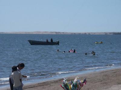 2623 Boat, swimmers, kite vendor.jpg