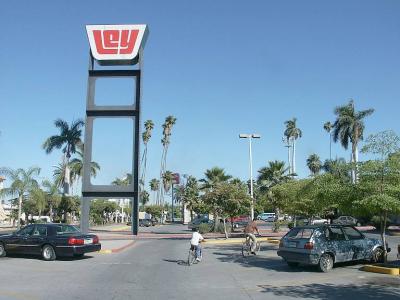 2662 KFC and cell tower, Los Mochis.jpg