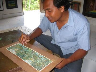 Man doing a painting while on a walk throught the rice patties in Ubud