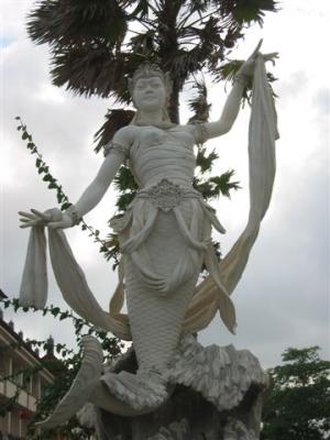 statue at the road entrance to the shopping center