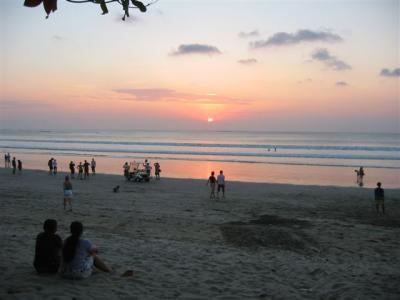 kinda cloudy for the sunset
off for a walk
went to a surf shop and bought 2 billabong t-shirts and 1 scarf each shirt cost 135,000 each.
at a local shop, bought 2 LV purses to give as gifts when I got back home 40,000 each.