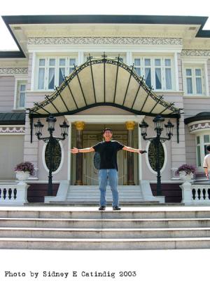 In front of the actual residence at Bang Pa In -- OFF LIMITS!