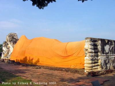Reclining Buddha statue at Wat Lokayasutharam