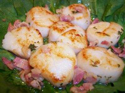 Scallops in a white wine-thyme sauce