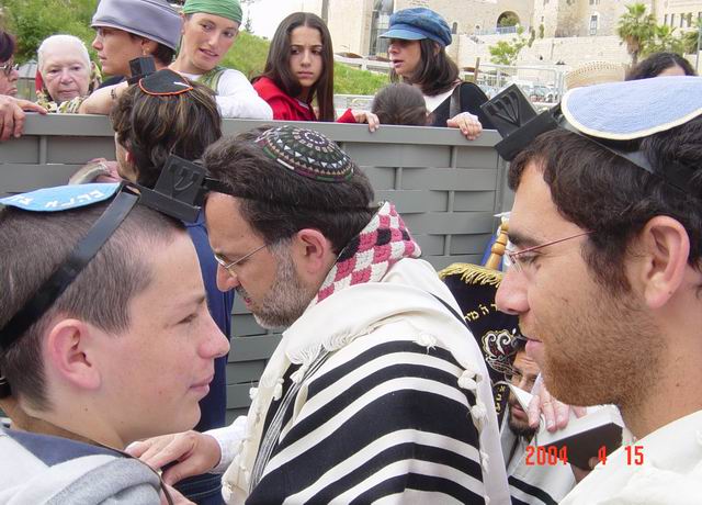 noam white BM at kotel