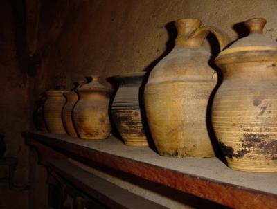 Ronneburg - kitchen shelf w/ pots