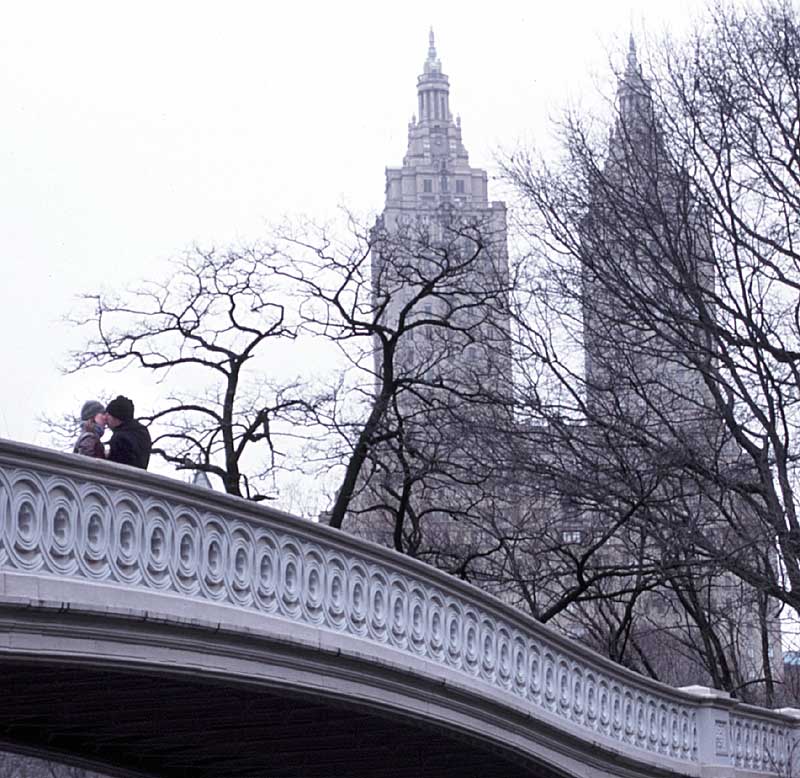 Kissing couple on Bow Bridge, Central Park