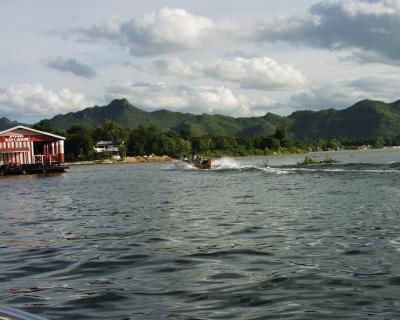 u43/win13/medium/33611365.LongtailBoat.jpg
