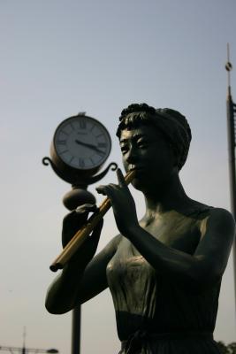 Statue surrounding imperial palace