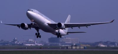u44/airpaul/medium/28744850.A7ACDQatarAirwaysA330200Rotate.jpg