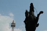 Equestrian statue with the National Monument