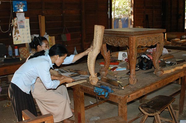 Affiliated with Wat Thmei are workshops for traditional crafts