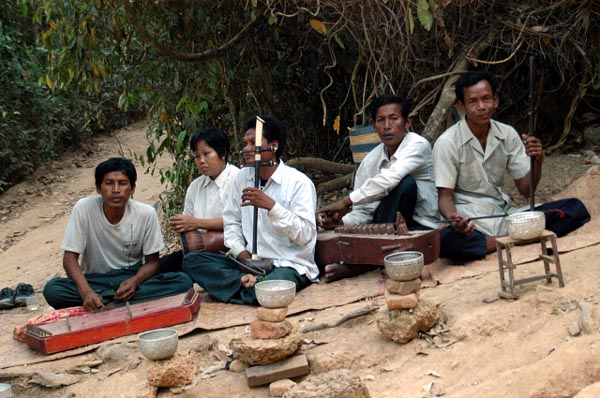 Traditional music along the path up to Phnom Bakheng