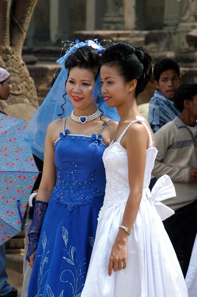 Cambodian wedding party at Angkor Wat for photos
