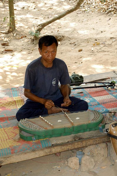 Musician on the path to Preah Neak Pean