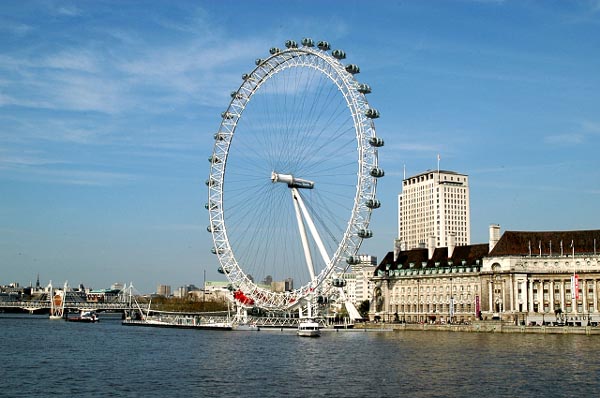 The London Eye along the Thames