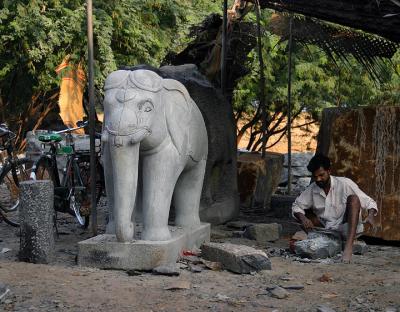 Sculptor at Pancha Pandava .jpg