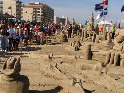 beach-crowd-and-sculptures.
