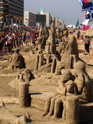 beach-crowd-and-sculptures