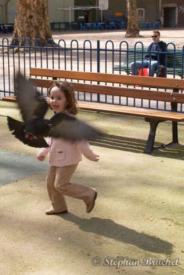 The man (static), the girl (movement frozen) and the bird (motion blur) ...