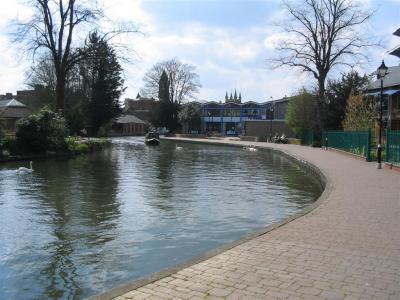 april 04 the canal at Newbury looking towards town