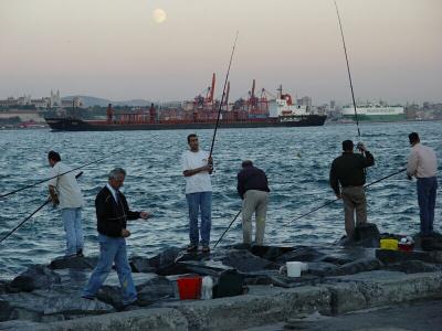 Istanbul fishermen at Bosporus 2003 09 08