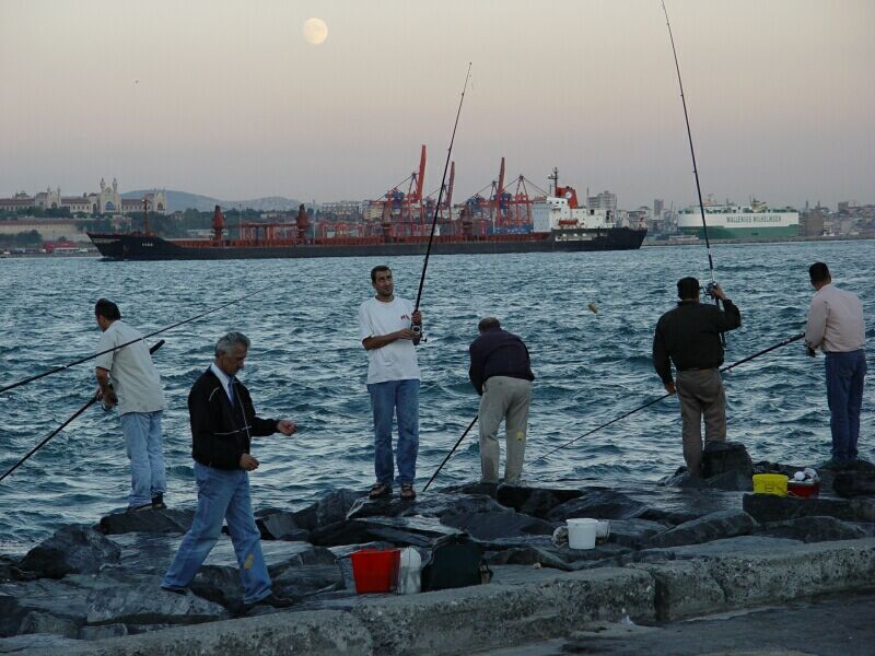 Istanbul fishermen at Bosporus 2003 09 08