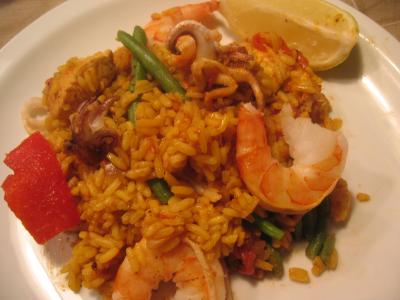 Muestre siempre la paella a los comensales antes de servirles un plato a cada uno