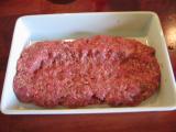 Luego de mezclar muy bien, formar un rectangulo con algo menos que la mitad de la carne y colocar sobre fuente aceitada.