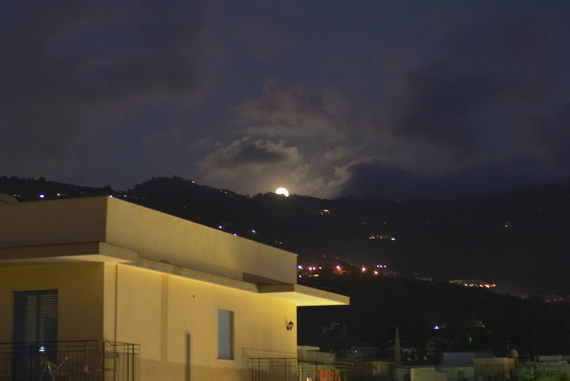 The moon rises over Sorrento.jpg
