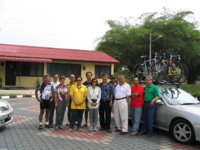 Some kutus sending the cyclists off at KK rest house