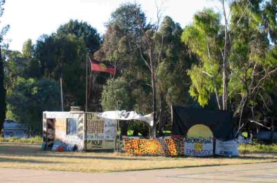 u44/johnfr/medium/28439949.CanberraAbTentEmbassy.jpg