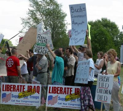 u44/kayakbiker/medium/33734180.ConvergenceofProtesters.jpg