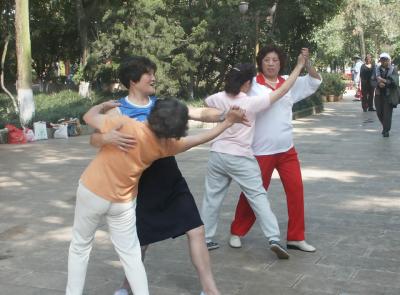 Dancing lesson in the park