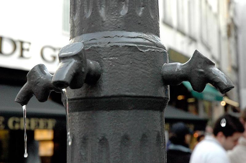 049 Tabs on the fountain, rue au beurre.jpg