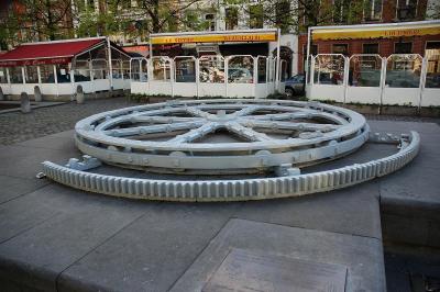 148 the gear of an ancient rotating bridge over the chanel .jpg